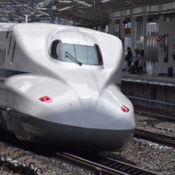 通過するのぞみ2