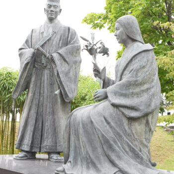 明智光秀と細川ガラシャの像